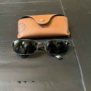 NWOT green polarized Ray-Ban sunglasses